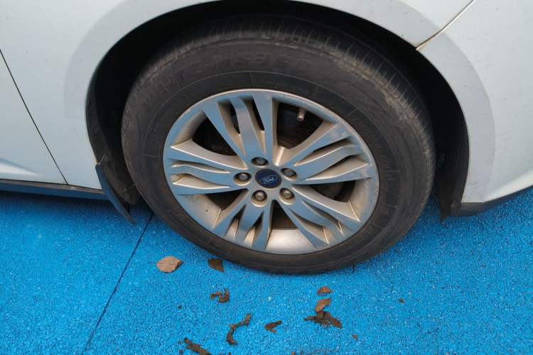 Used Ford Focus 2012 Sedan 1.6L Automatic Comfort Model Right Front Wheel Hub
