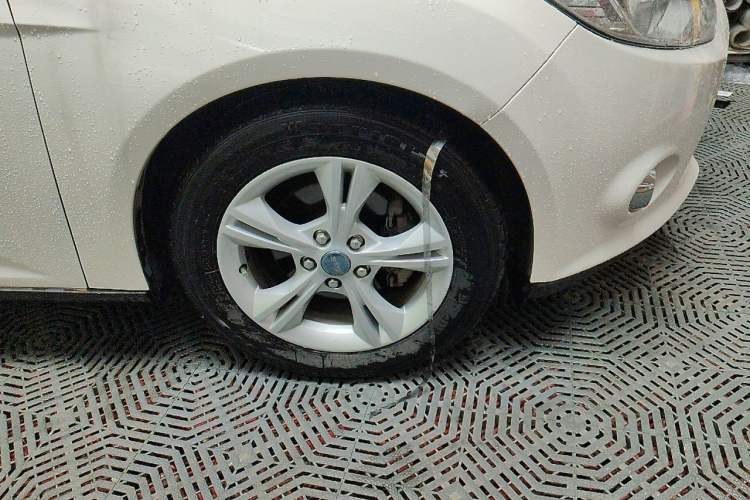 Used Ford Focus 2012 Sedan 1.6L Automatic Fashion Edition Right Front Wheel Hub