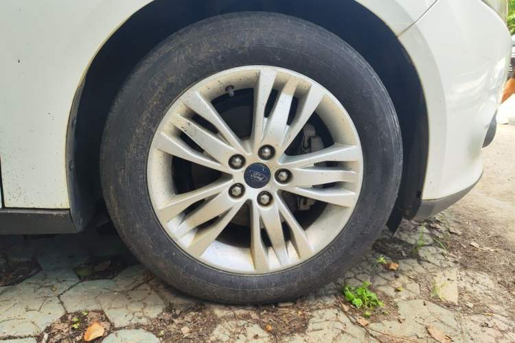 Used Ford Focus 2012 Sedan 1.6L Manual Comfort Model Right Front Wheel Hub