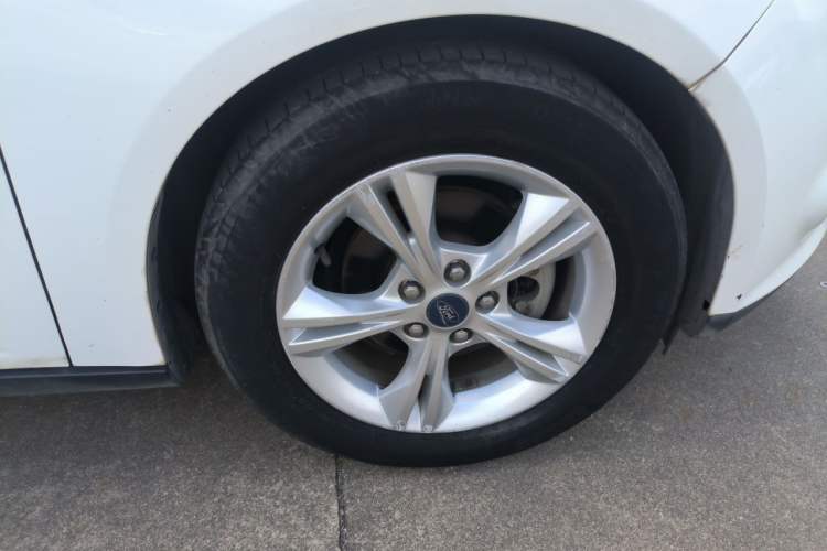 Used Ford Focus 2012 Hatchback 1.6L Automatic Fashion Edition Right Front Wheel Hub