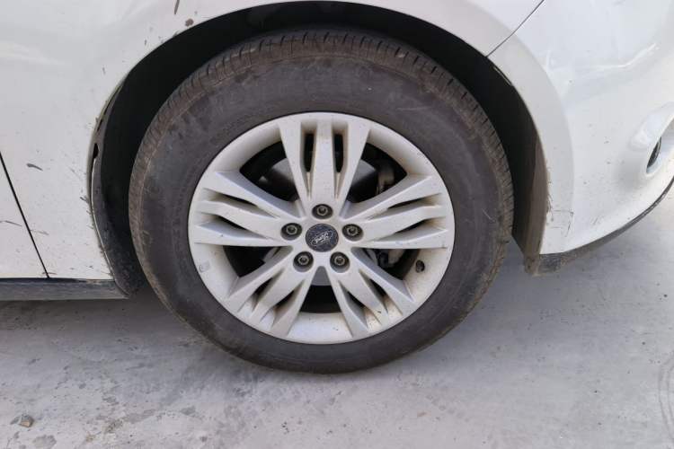 Used Ford Focus 2012 Sedan 1.6L Manual Comfort Model Right Front Wheel Hub