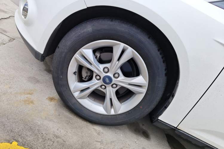 Used Ford Focus 2012 Sedan 1.6L Manual Fashion Edition Right Front Wheel Hub