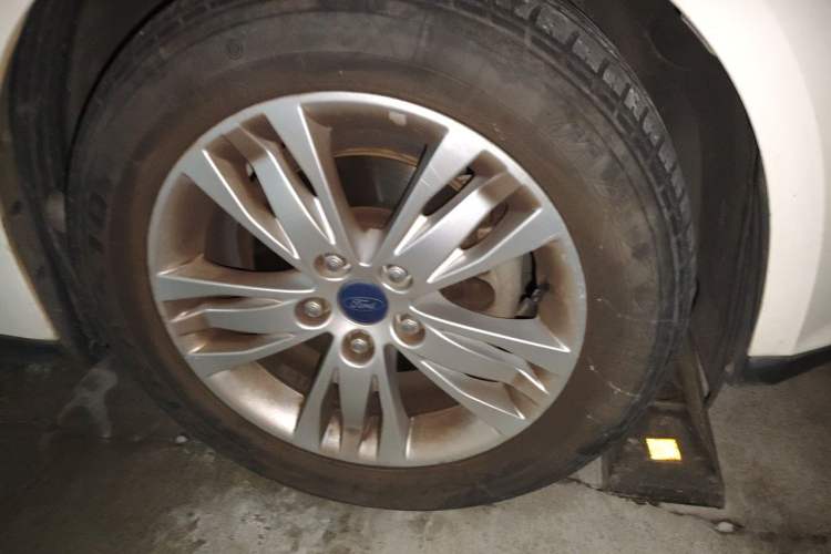 Used Ford Focus 2012 Sedan 1.6L Automatic Comfort Model Right Front Wheel Hub