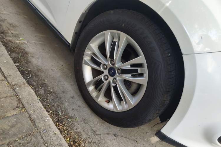 Used Ford Focus 2012 Sedan 1.6L Manual Comfort Model Right Front Wheel Hub
