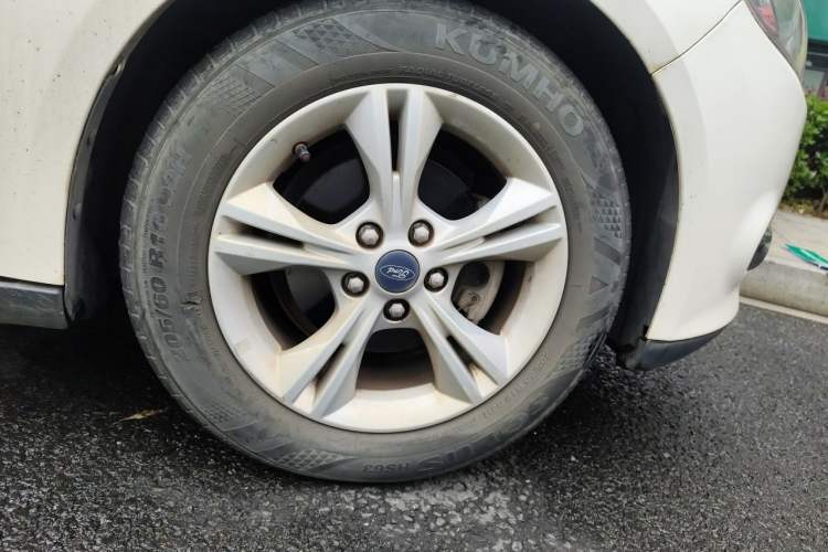 Used Ford Focus 2012 Hatchback 1.6L Automatic Fashion Edition Right Front Wheel Hub