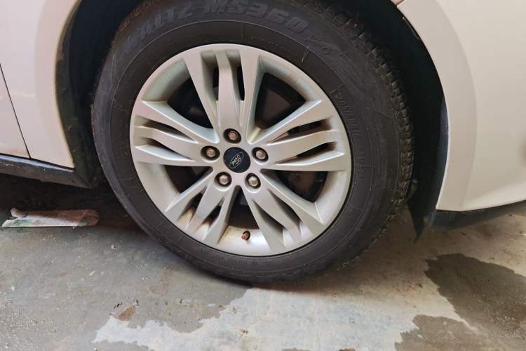 Used Ford Focus 2012 Sedan 1.6L Manual Comfort Model Right Front Wheel Hub
