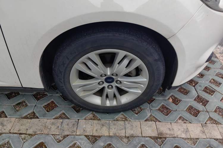 Used Ford Focus 2012 Sedan 1.6L Automatic Comfort Model Right Front Wheel Hub