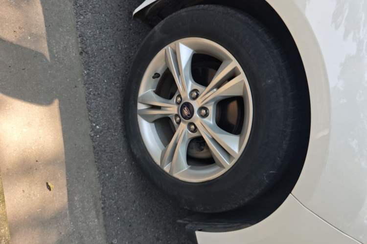 Used Ford Focus 2012 Sedan 1.6L Manual Fashion Edition Right Front Wheel Hub