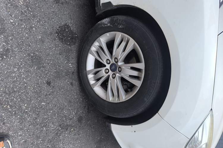 Used Ford Focus 2012 Sedan 1.6L Manual Comfort Model Right Front Wheel Hub