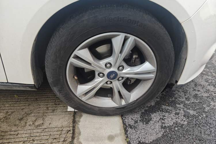 Used Ford Focus 2012 Hatchback 1.6L Automatic Fashion Edition Right Front Wheel Hub