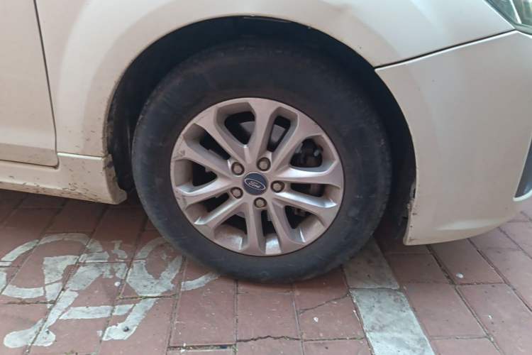 Used Ford Focus 2012 Hatchback Classic 1.8L Automatic Fashion Edition Right Front Wheel Hub