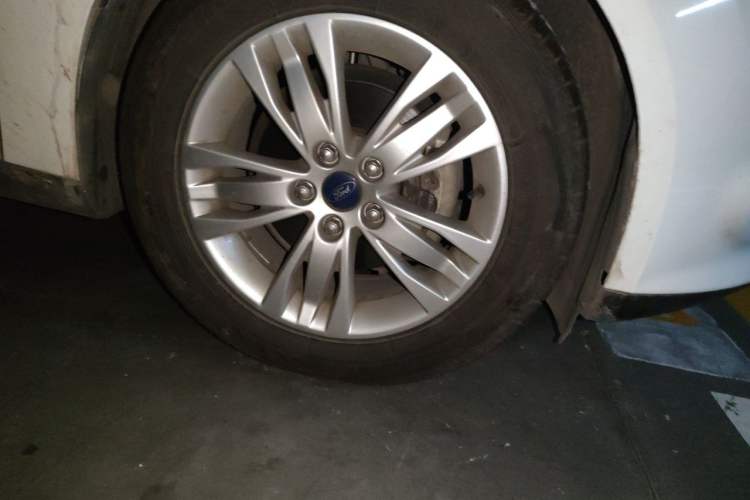Used Ford Focus 2012 Sedan 1.6L Automatic Comfort Model Right Front Wheel Hub
