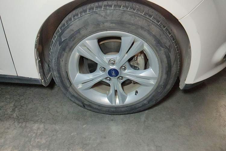 Used Ford Focus 2012 Sedan 1.6L Manual Fashion Edition Right Front Wheel Hub