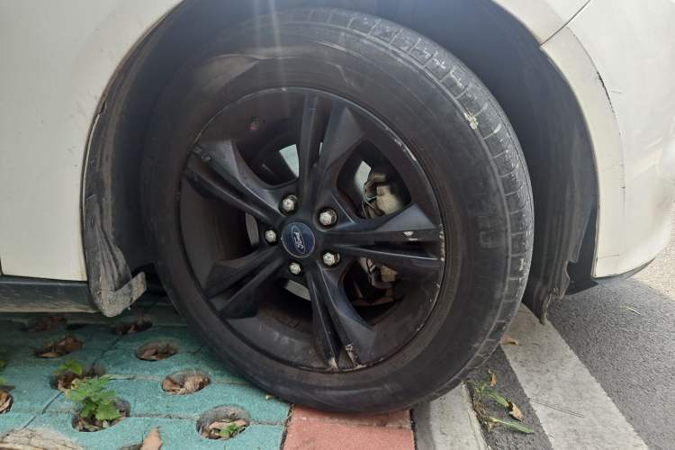 Used Ford Focus 2012 Sedan 1.6L Automatic Fashion Edition Right Front Wheel Hub