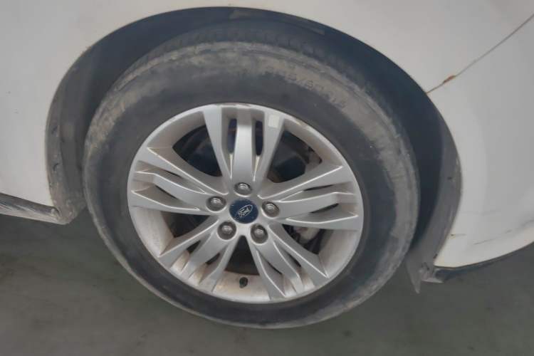Used Ford Focus 2012 Sedan 1.6L Automatic Comfort Model Right Front Wheel Hub