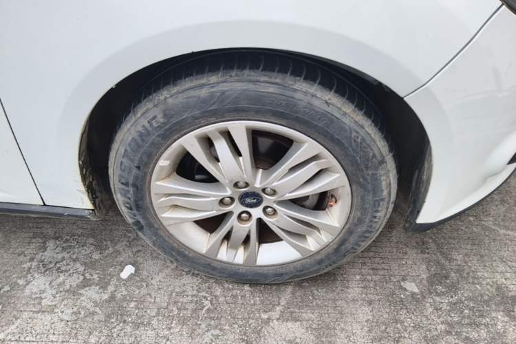 Used Ford Focus 2012 Sedan 1.6L Automatic Comfort Model Right Front Wheel Hub