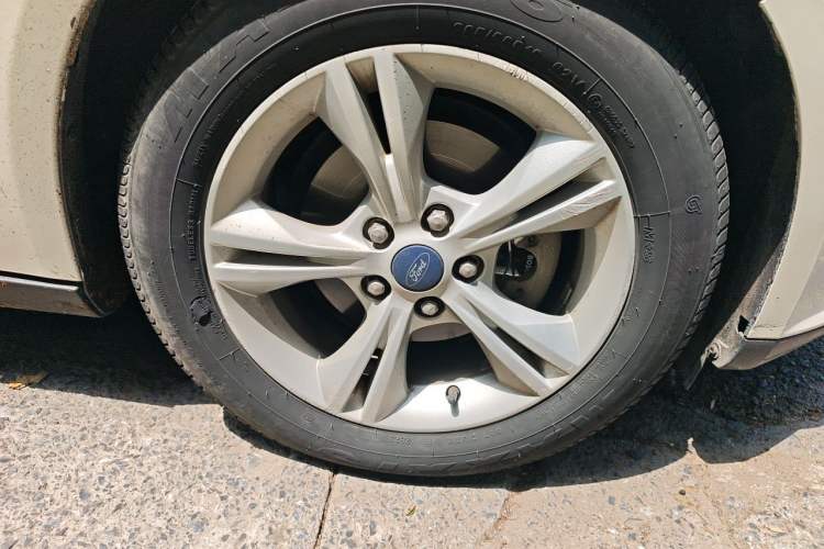 Used Ford Focus 2012 Sedan 1.6L Automatic Fashion Edition Right Front Wheel Hub