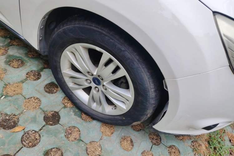 Used Ford Focus 2012 Sedan 1.6L Automatic Comfort Model Right Front Wheel Hub