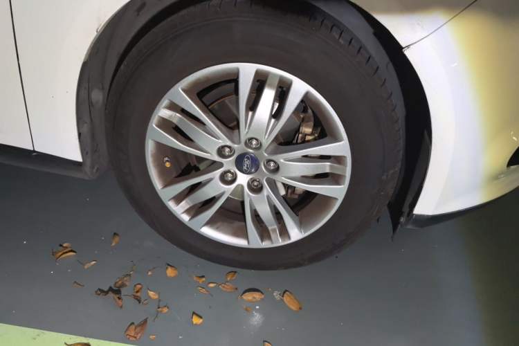 Used Ford Focus 2012 Sedan 1.6L Automatic Comfort Model Right Front Wheel Hub