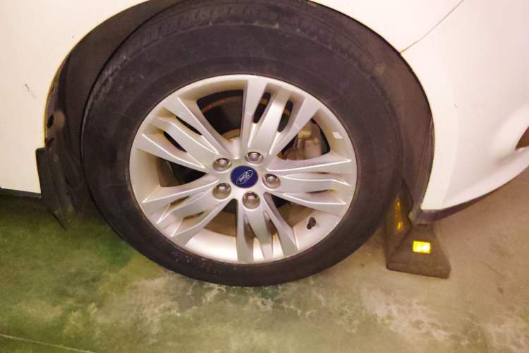 Used Ford Focus 2012 Hatchback 1.6L Automatic Comfort Model Right Front Wheel Hub