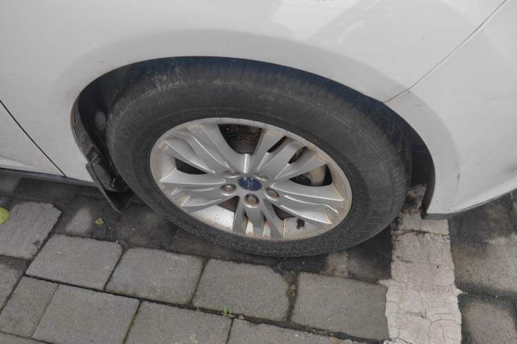 Used Ford Focus 2012 Sedan 1.6L Manual Comfort Model Right Front Wheel Hub