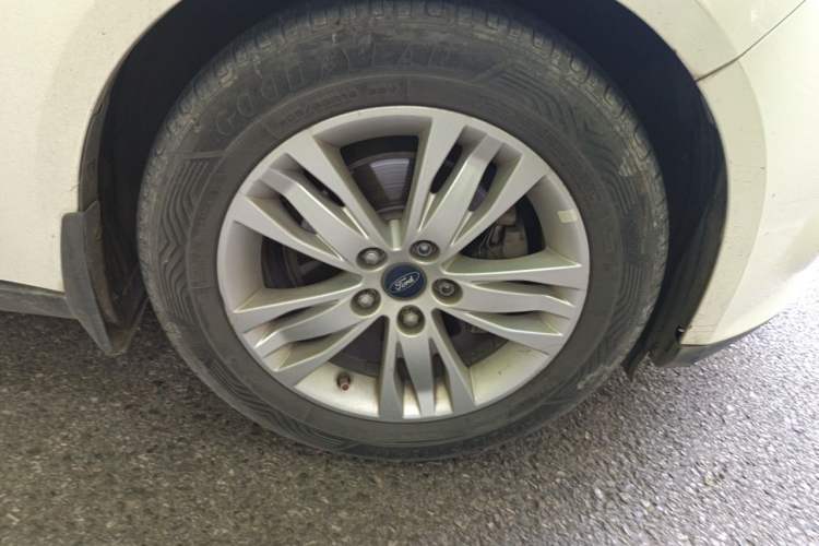 Used Ford Focus 2012 Sedan 1.6L Manual Comfort Model Right Front Wheel Hub
