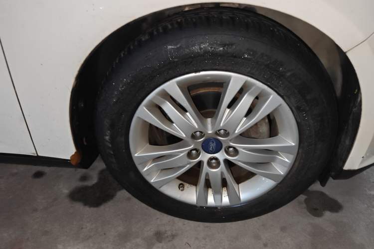 Used Ford Focus 2012 Sedan 1.6L Automatic Comfort Model Right Front Wheel Hub