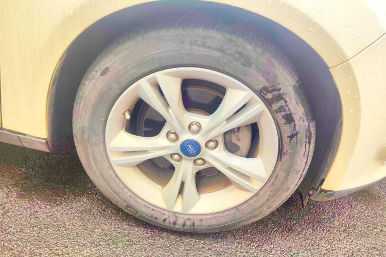Used Ford Focus 2012 Hatchback 1.6L Automatic Fashion Edition Right Front Wheel Hub