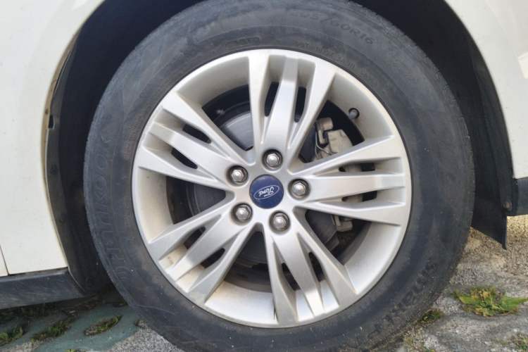 Used Ford Focus 2012 Sedan 1.6L Manual Comfort Model Right Front Wheel Hub