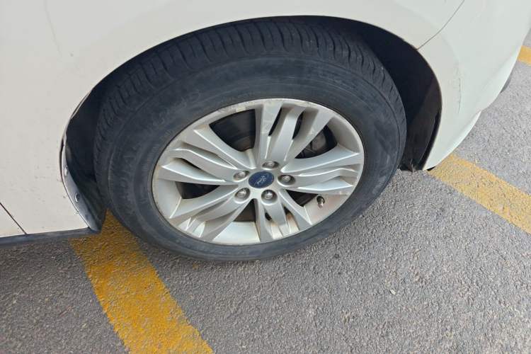 Used Ford Focus 2012 Sedan 1.6L Manual Comfort Model Right Front Wheel Hub
