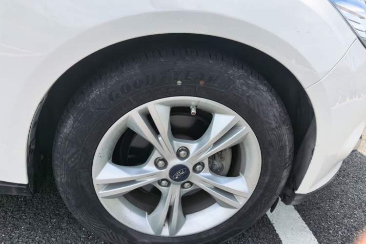 Used Ford Focus 2012 Sedan 1.6L Automatic Fashion Edition Right Front Wheel Hub