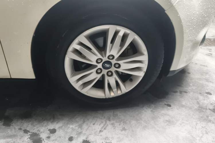 Used Ford Focus 2012 Hatchback 1.6L Automatic Comfort Model Right Front Wheel Hub