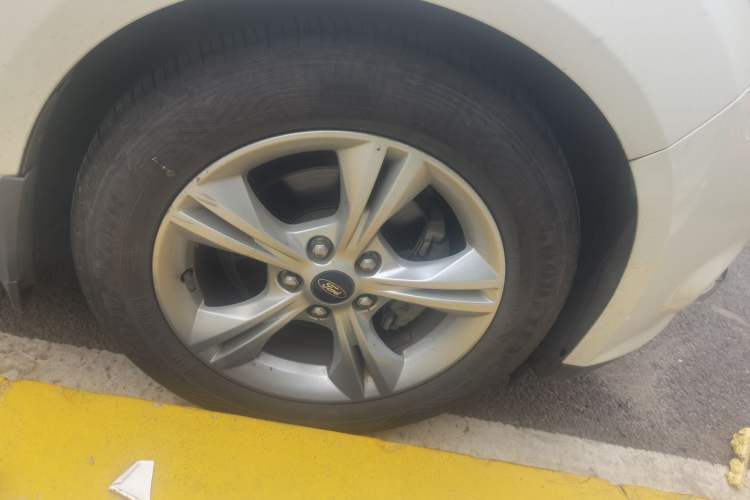 Used Ford Focus 2012 Sedan 1.6L Manual Fashion Edition Right Front Wheel Hub