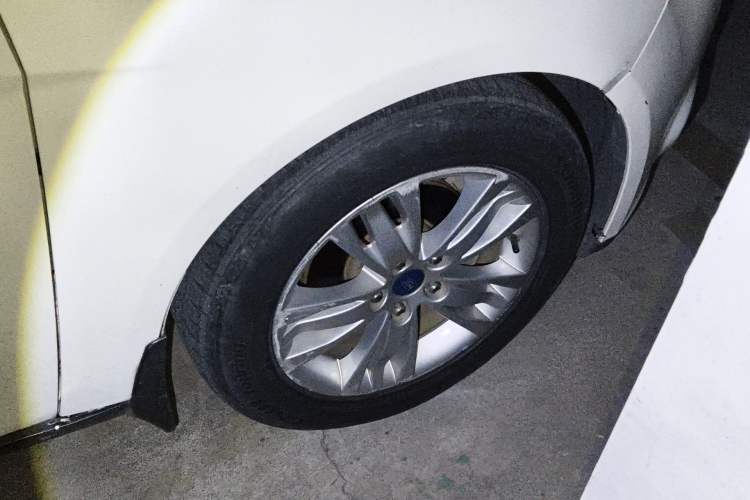 Used Ford Focus 2012 Sedan 1.6L Manual Comfort Model Right Front Wheel Hub