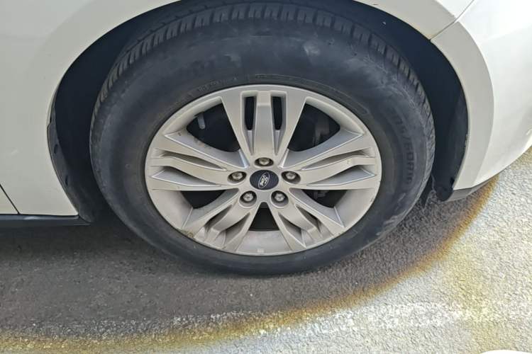 Used Ford Focus 2012 Hatchback 1.6L Automatic Comfort Model Right Front Wheel Hub