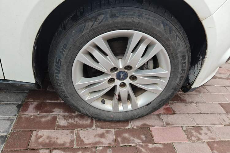 Used Ford Focus 2012 Sedan 1.6L Manual Comfort Model Right Front Wheel Hub