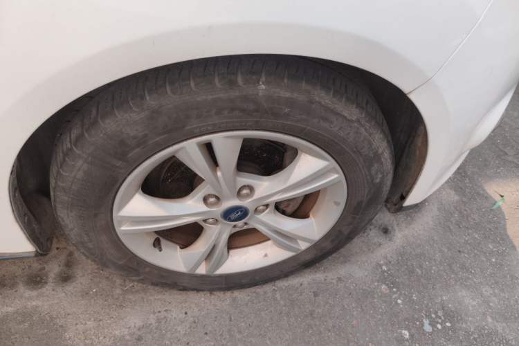 Used Ford Focus 2012 Sedan 1.6L Manual Fashion Edition Right Front Wheel Hub