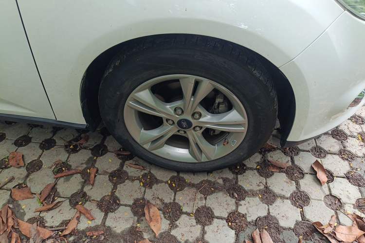 Used Ford Focus 2012 Hatchback 1.6L Automatic Fashion Edition Right Front Wheel Hub