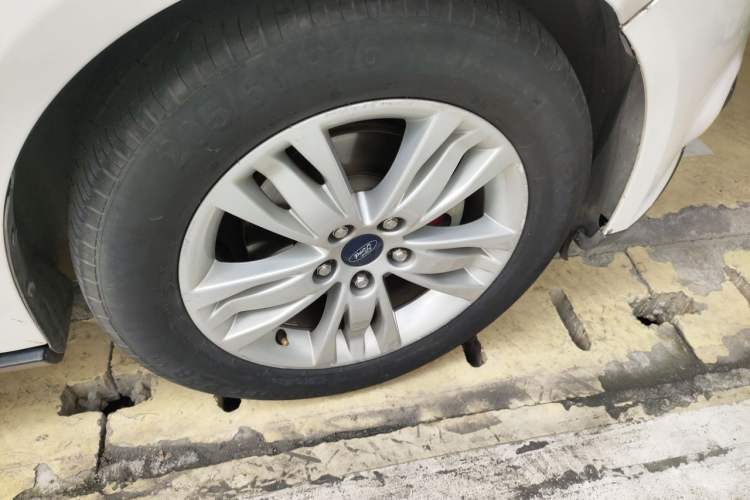Used Ford Focus 2012 Sedan 1.6L Manual Comfort Model Right Front Wheel Hub