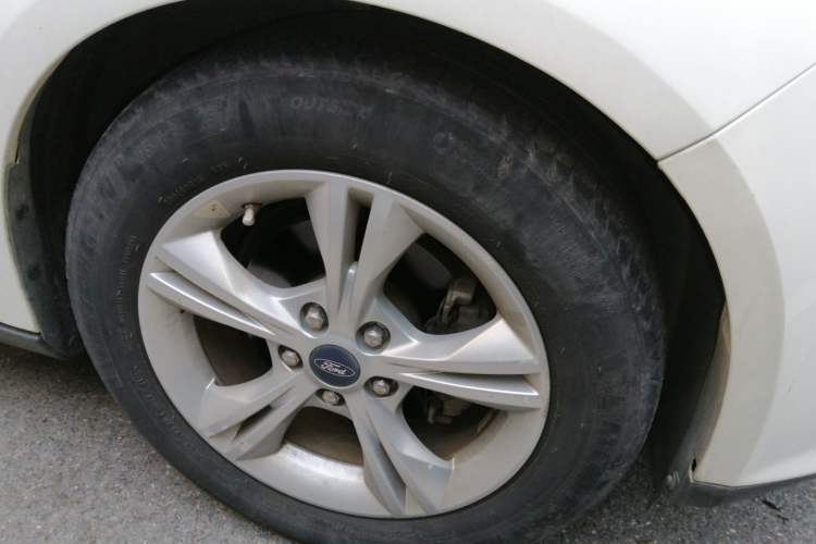 Used Ford Focus 2012 Hatchback 1.6L Automatic Fashion Edition Right Front Wheel Hub