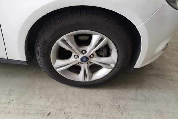 Used Ford Focus 2012 Sedan 1.6L Manual Fashion Edition Right Front Wheel Hub