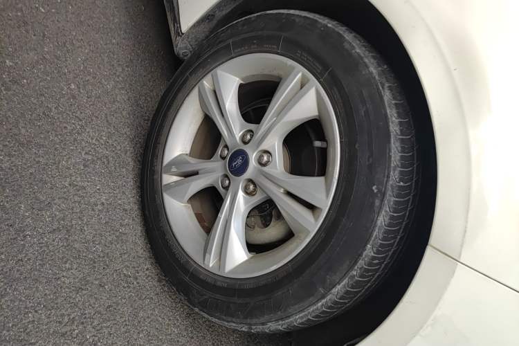 Used Ford Focus 2012 Sedan 1.6L Automatic Fashion Edition Right Front Wheel Hub