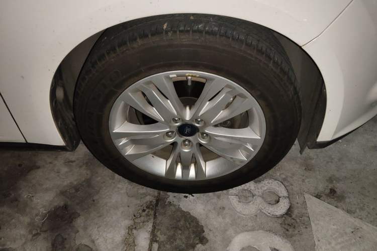 Used Ford Focus 2012 Sedan 1.6L Manual Comfort Model Right Front Wheel Hub