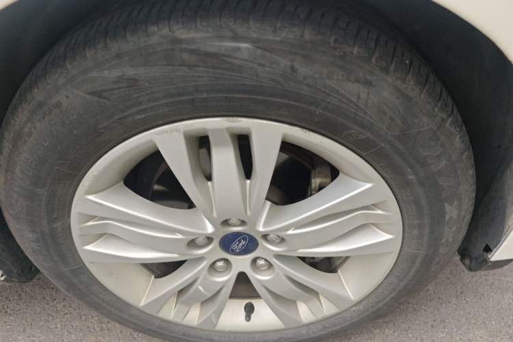 Used Ford Focus 2012 Sedan 1.6L Automatic Comfort Model Right Front Wheel Hub