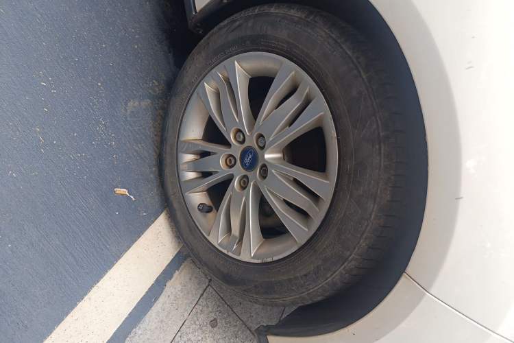 Used Ford Focus 2012 Sedan 1.6L Automatic Comfort Model Right Front Wheel Hub