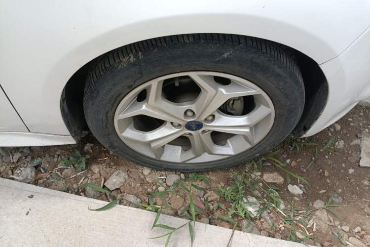 Used Ford Focus 2012 Hatchback 2.0L Automatic Luxury Sport Model Right Front Wheel Hub