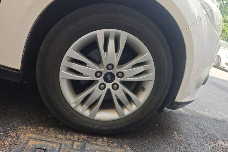 Used Ford Focus 2012 Sedan 1.6L Automatic Comfort Model Right Front Wheel Hub