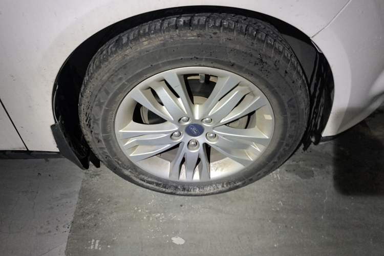 Used Ford Focus 2012 Sedan 1.6L Automatic Comfort Model Right Front Wheel Hub