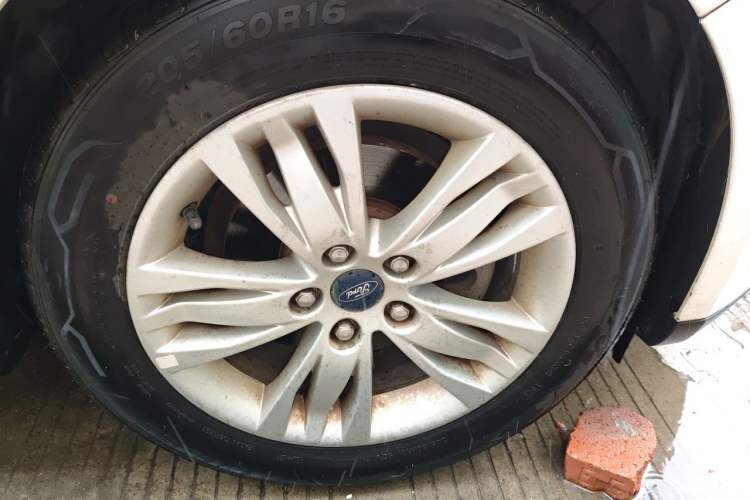Used Ford Focus 2012 Sedan 1.6L Manual Comfort Model Right Front Wheel Hub