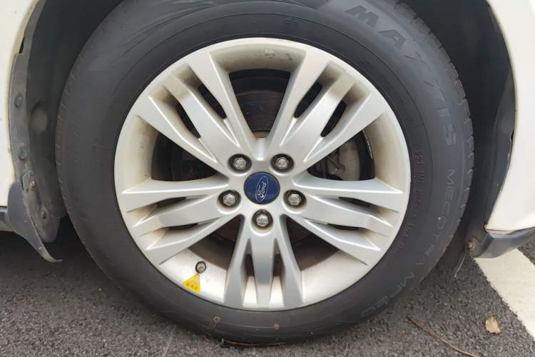 Used Ford Focus 2012 Sedan 1.6L Automatic Comfort Model Right Front Wheel Hub